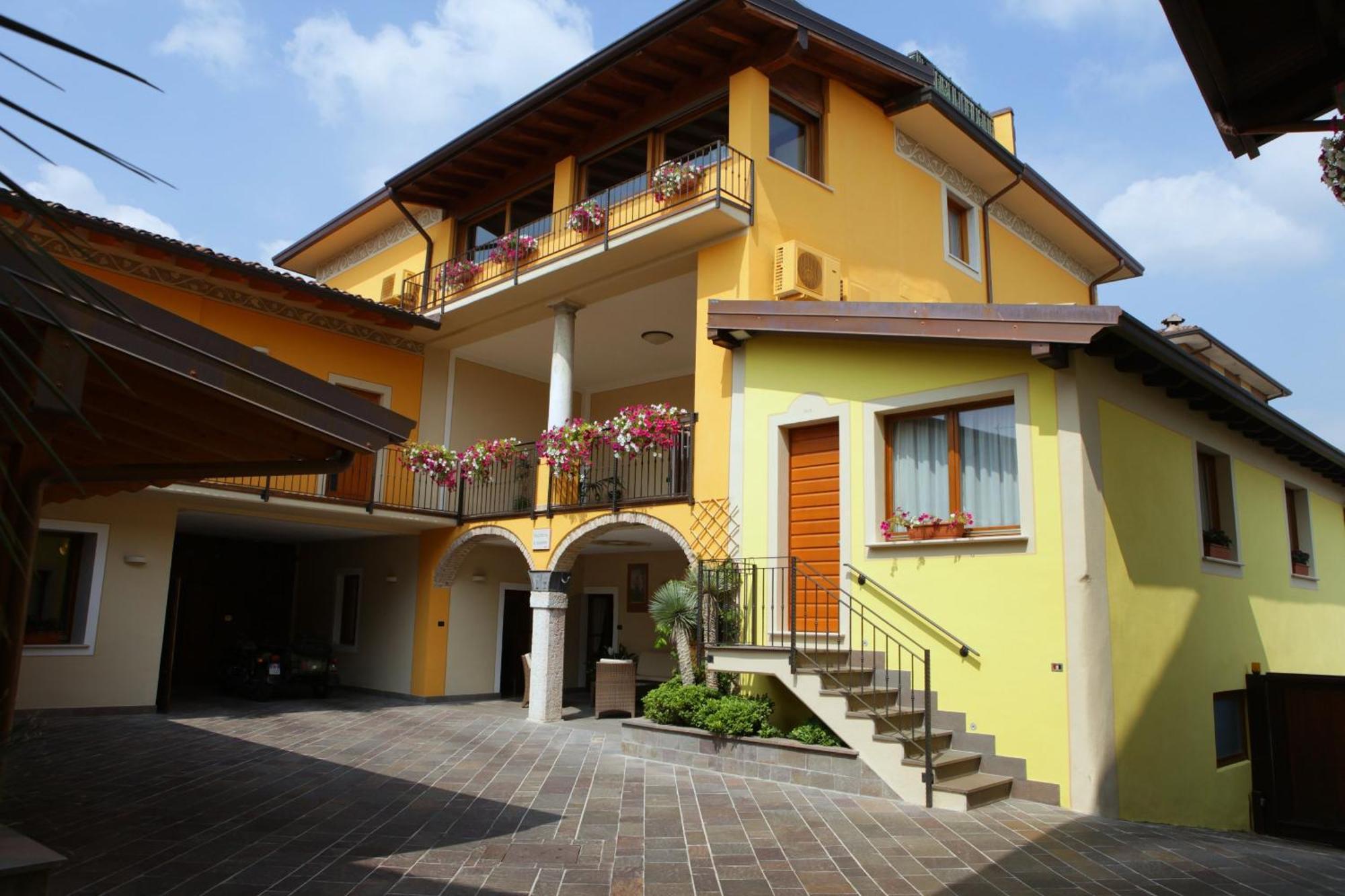 Agriturismo Il Barone Moniga del Garda ภายนอก รูปภาพ